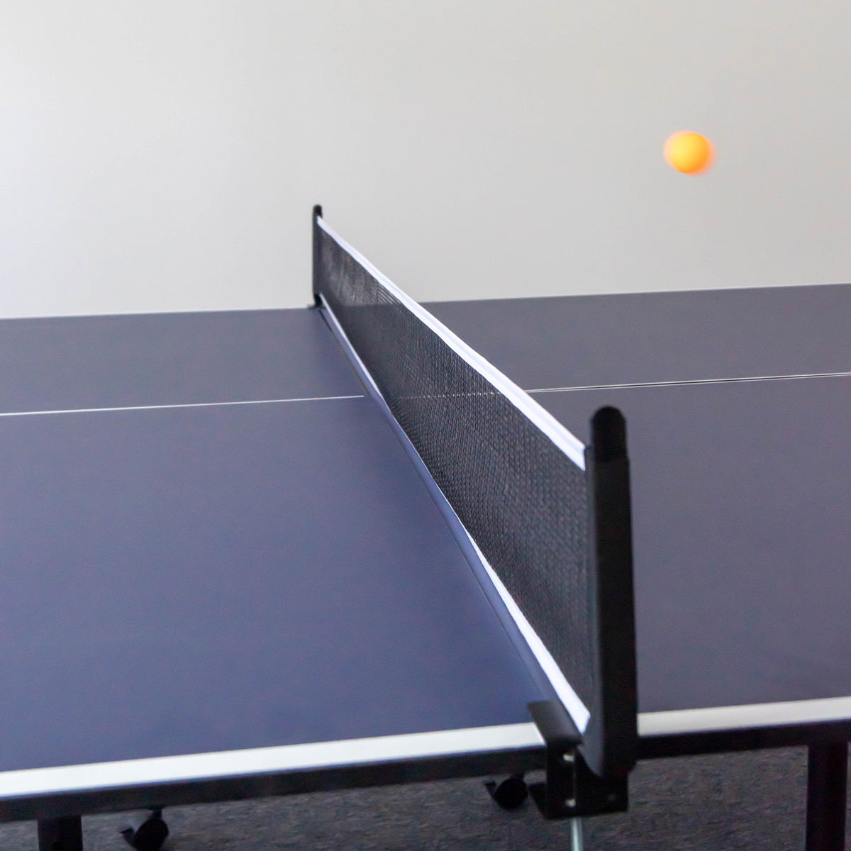 PRO-SPIN Table de ping-pong de taille moyenne, Table pliable d'intérieur  et d'extérieur, 100 % pré-assemblée, Comprend 4 raquettes de ping-pong, 8  balles de ping-pong, filet, housse de table